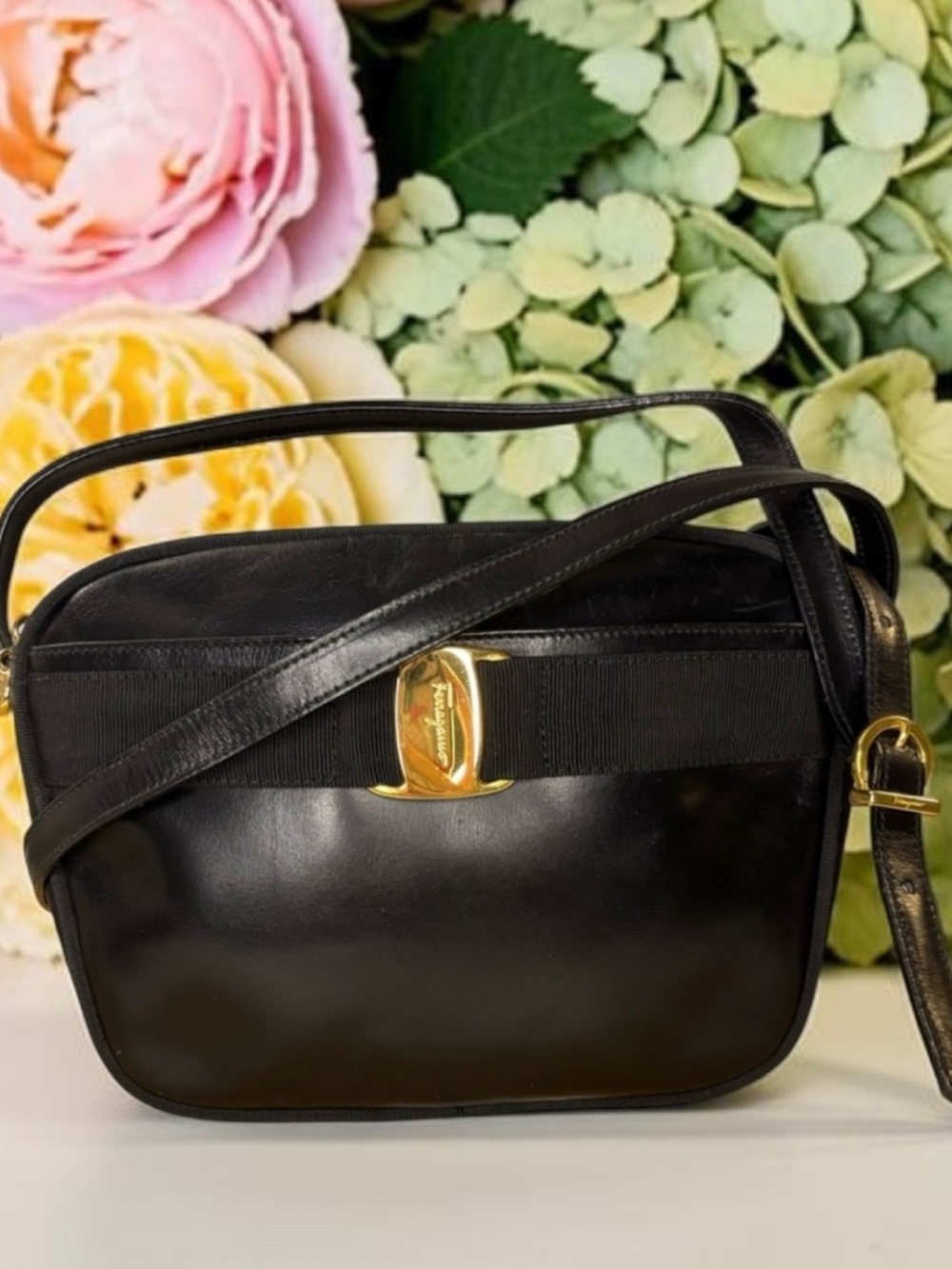 Salvatore Ferragamo vintage VARA Bow black leather Crossbody EUC
